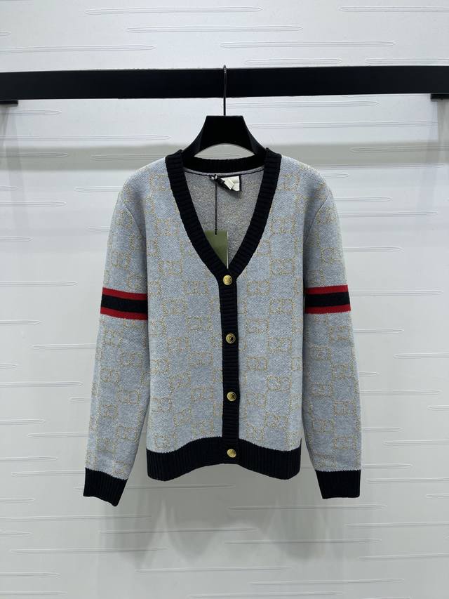 上新原单高端品质Gucc* 2025秋冬新款系列！金线V领双G长袖开衫！定制羊毛纱线织造 质感细腻 舒适好穿 V领针织长袖开衫剪裁 大身撞色金线双G字母提花交织