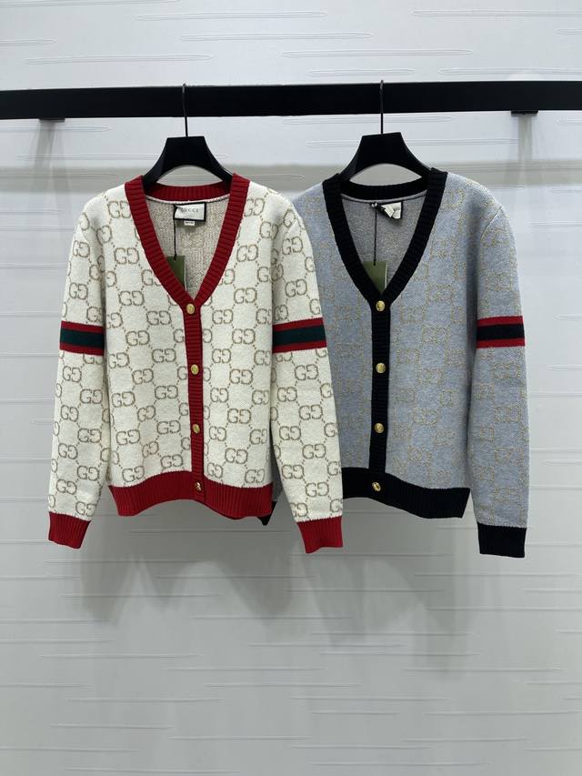 上新原单高端品质Gucc* 2025秋冬新款系列！金线V领双G长袖开衫！定制羊毛纱线织造 质感细腻 舒适好穿 V领针织长袖开衫剪裁 大身撞色金线双G字母提花交织