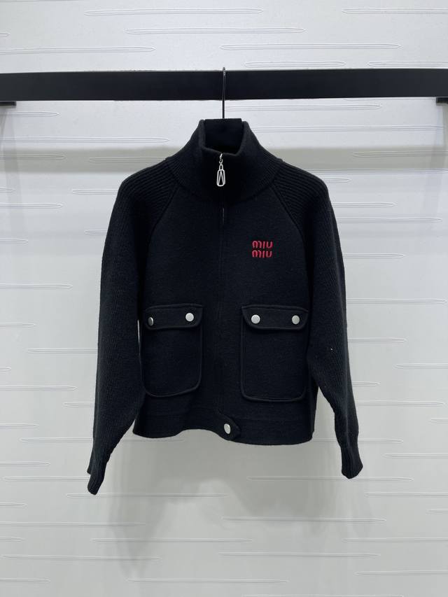 上新原单高端品质 Miumi*2025秋冬最新系列！立领拉链针织开衫！定制羊毛纱线织造 柔软亲肤 质感十足 胸前撞色字母Logo刺绣徽标 彰显品牌格调 落肩坑条