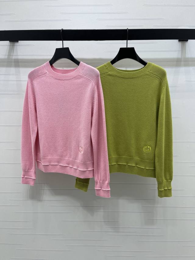 上新原单高端品质Gucc* 2025秋冬新款系列！净版徽标针织套头毛衣！定制羊毛针织材质，密度细针织造，舒适亲肤，圆领落肩剪裁，穿出慵懒松弛感，领袖口衣摆螺纹收