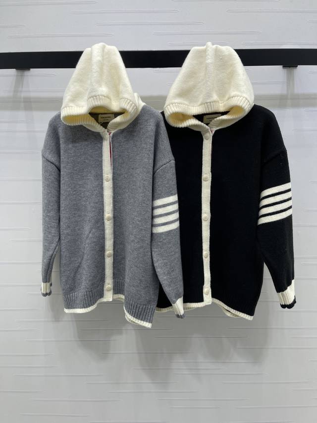 上新原单高端品质 Thom Brown* 2025秋冬最新系列！连帽针织外套！定制进口羊毛混纺材质，质感厚实 保暖又舒适！经典单袖子撞色四条杠与领边下摆袖口相呼