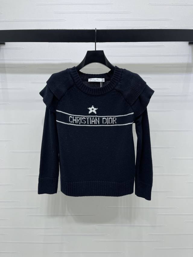 上新原单高端品质 Dio* 2025秋冬最新系列！花边袖针织长袖！定制进口羊毛针织材质 细腻柔软舒适 通体螺纹包边收紧处理 配合飞袖荷叶花边设计 增添造型层次感