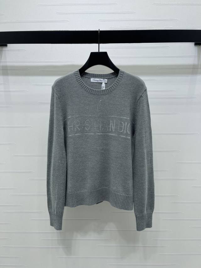 上新原单高端品质 Dio* 2025秋冬最新系列！圆领针织套头毛衣！定制羊毛纱线织造 质感高级 舒适柔软 圆领长袖毛衣剪裁 密实针织搭配坑条细节 御寒防风效果更