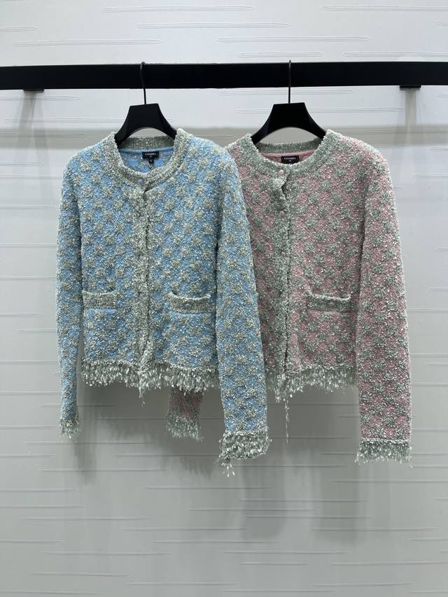 上新原单高端品质 Chane* 2025秋冬最新系列！粗花呢流苏圆领针织开衫！定制羊毛针织材质织织 重工高级 细腻柔软舒适 大身饰以撞色方格花纹肌理 定制独有品