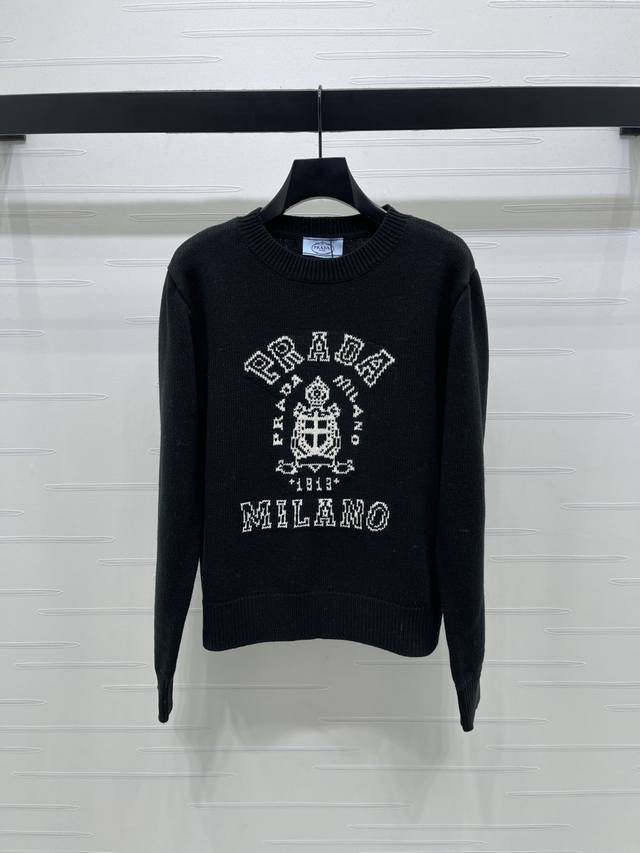 上新原单高端品质 prad* 2025秋冬最新系列！徽标套头毛衣！定制羊毛纱线织造，质感高级，舒适柔软，圆领落肩长袖毛衣，领口袖口螺纹包边。胸前提花字母标识盾牌