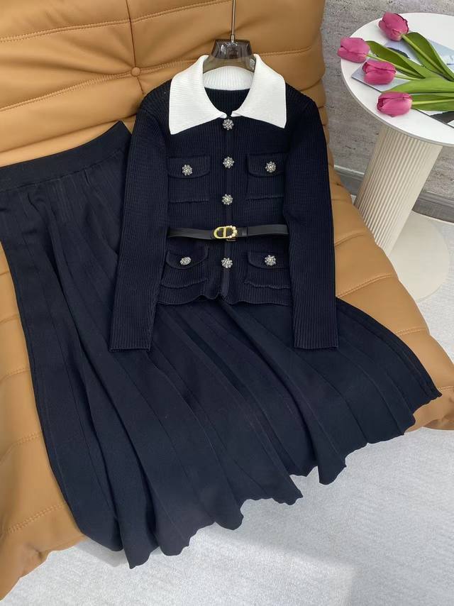 Di2026 Sp 精品羊毛套装 这套针织套装以撞色翻领+钻饰纽扣点睛，收腰腰带衬出曲线，百褶裙灵动优雅，黑调简约又精致，适配通勤约会多场合。 颜色:黑色 面料