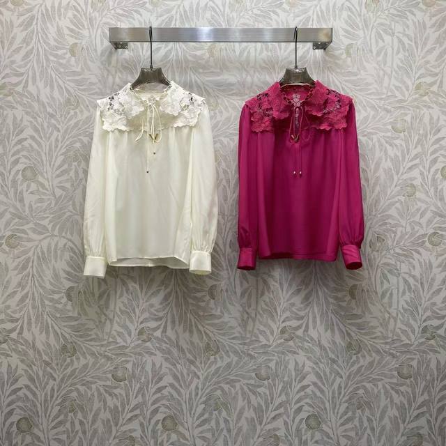 Va2026 Sp 精品真丝衬衫 这款衬衫以精致蕾丝大翻领为亮点，搭配系带装饰，两色适配不同风格，柔滑面料衬出优雅气质，甜酷兼具。 颜色:白，玫红 面料: 重磅