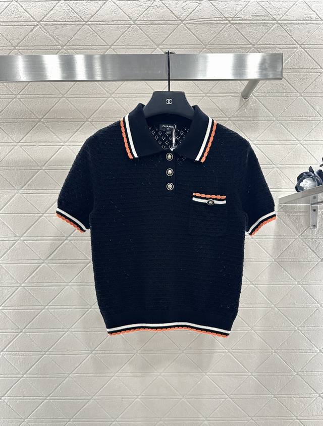 Chane*2025新品上架 撞色翻领针织短袖 定制Yb羊绒纱线织造，密度细针织造，软糯质地，舒适亲肤，翻领半开襟针织短袖剪裁，大身横向排列的镂空钩织纹理，圆扣