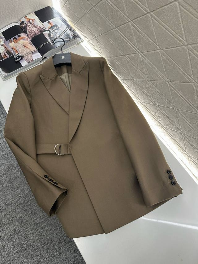 Loew*2025新品上架 廓形腰带西装外套长裤套装 定制Yb进口材质，质感光泽高级，垂顺有型，正肩廓形西装直筒阔腿长裤套装，外套枪驳领搭配立体裁剪，彰显品牌设