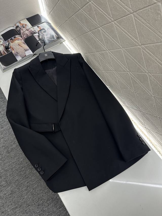 Loew*2025新品上架 廓形腰带西装外套长裤套装 定制Yb进口材质，质感光泽高级，垂顺有型，正肩廓形西装直筒阔腿长裤套装，外套枪驳领搭配立体裁剪，彰显品牌设