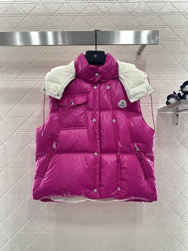 Moncle*2025新品上架 连帽可拆卸羽绒服马甲 定制Yb进口反光防风防水尼龙材质，其工艺还原，升级材质，提升秋冬御寒功能，白鹅绒填充内里，整件轻盈保暖，可