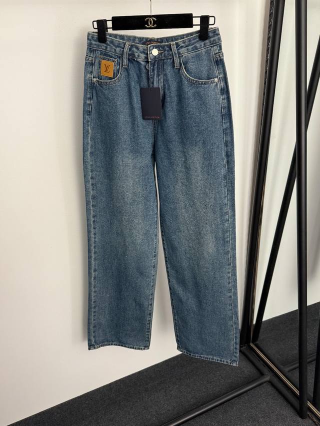 款号20257679 Lv*新款 Logo皮标高腰显瘦牛仔长裤，蓝色，浅蓝色，S-Xl， M码：腰围70，长108；重量：0.610Kg