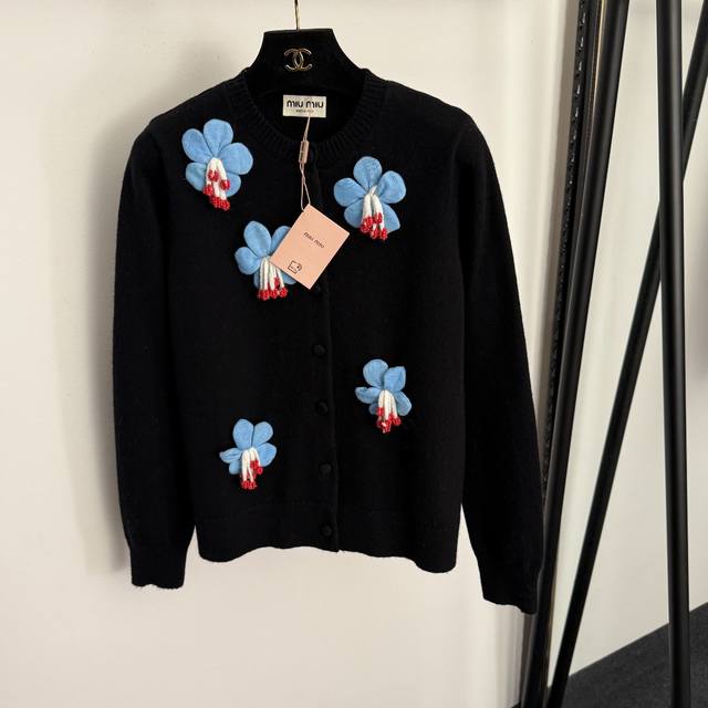 款号20257663 Miumi*新款 立体钉珠花朵圆领长袖羊毛针织开衫，黑色，红色，Sml， M码：肩宽36，胸围94，袖长58，长56；重量：0.465Kg