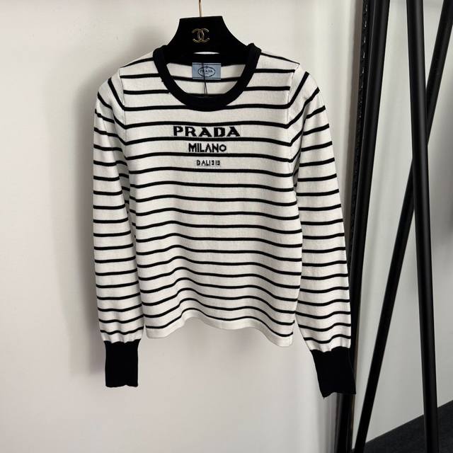 款号20257668 prad*新款 Logo字母拼色条纹长袖针织衫上衣，白色，灰色，蓝色， 均码：胸围82，袖长65，长54；重量：0.225Kg .