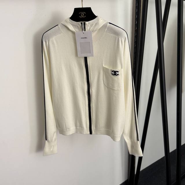 款号20257664 Chane*新款 小香Logo单口袋长袖连帽针织开衫拉链外套，米白色，黑色，Sml， S码：胸围96，袖长69，长54；重量：0.355K