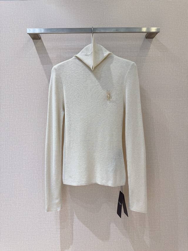 圣罗兰高领亮片针织衫新品推荐 采用高领设计，能很好地修饰颈部线条并保暖；针织面料中点缀着细闪亮片，在光线照射下呈现出低调的奢华感；胸前有标志性的Ysl金属Log