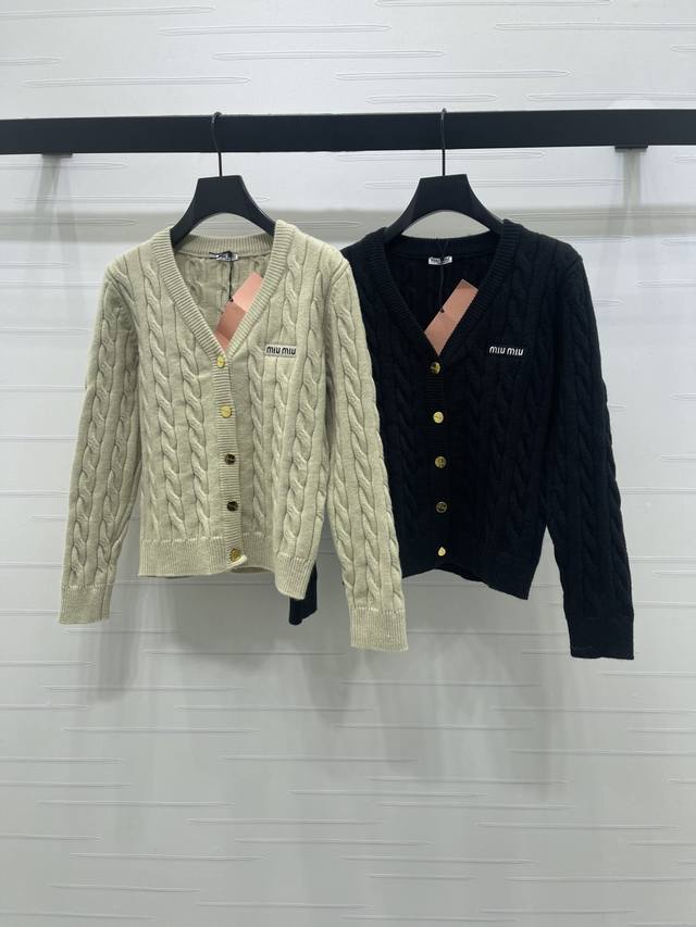 上新原单高端品质 Miumi*2025秋冬最新系列！麻花V领针织开衫！定制羊毛纱线织造 柔软亲肤 质感十足 V领针织开衫裁剪 时髦休闲 胸前字母徽标装饰彰显品牌
