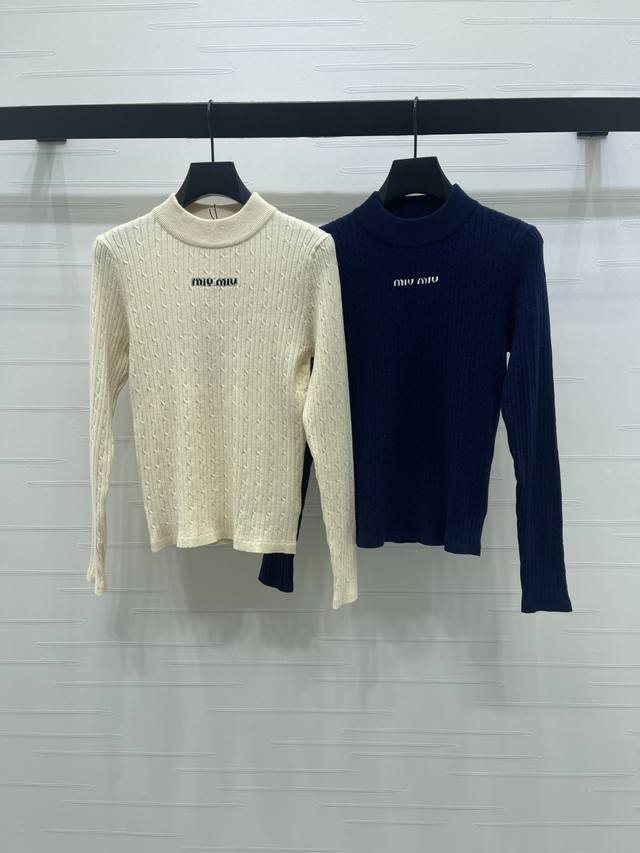 上新原单高端品质 Miumi*2025秋冬最新系列！字母徽标针织长袖打底！定制羊毛针织材质 柔软柔软 弹力十足 圆领针织长袖上衣 领口袖口细腻包边 穿着舒适 成