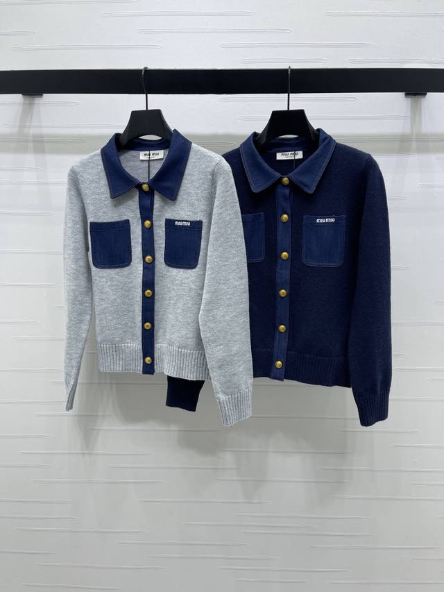 上新原单高端品质 Miumi*2025秋冬最新系列！撞色翻领长袖开衫！定制羊毛纱线织造 质感细腻 舒适亲肤 翻领针织开衫版型 通体细密钩织纹理设计 翻领撞色拼接