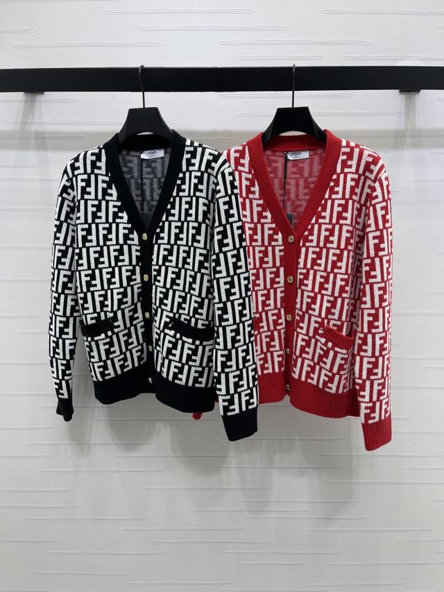 上新原单高端品质 Fend* 2026早春最新系列！双口袋提花V领针织开衫！定制羊毛混纺纱线材质织造，质感高级，舒适柔软，V领针织开衫剪裁，定制印刻襟扣点缀，通