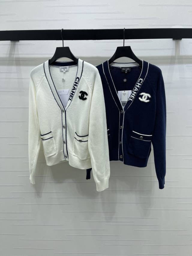 上新原单高端品质 Chane* 2025秋冬最新系列！撞色字母提花V领针织开衫！定制羊毛混纺纱线织造，密度细针织造，软糯质地，舒适亲肤，落肩V领针织开衫剪裁，前