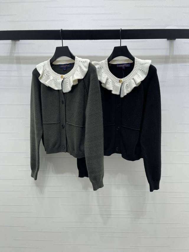 上新原单高端品质Louis Vui*Ton 2025秋冬最新系列！花边翻领针织开衫！定制羊毛纱线织造，细腻柔软，弹力十足 ，精致镂空木耳花边开衫版型，通体以细腻