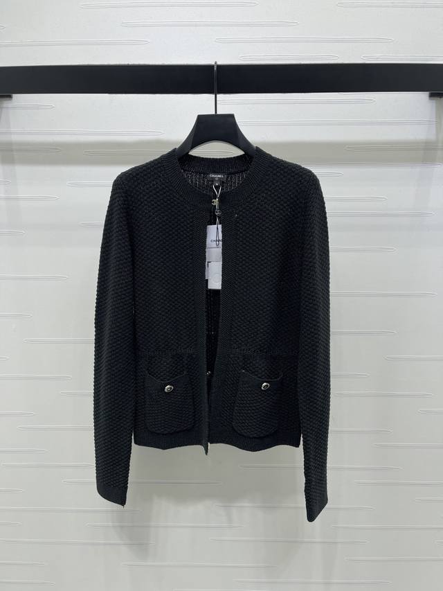 上新原单高端品质 Chane* 2026早春最新系列！官网同步 圆领针织长袖开衫！定制羊毛针织材质织造 柔软舒适 质感上乘 双口袋定制纽扣装饰 领口镶钻双C扣点