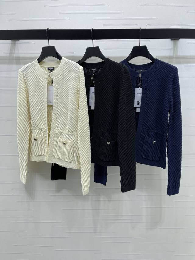 上新原单高端品质 Chane* 2026早春最新系列！官网同步 圆领针织长袖开衫！定制羊毛针织材质织造 柔软舒适 质感上乘 双口袋定制纽扣装饰 领口镶钻双C扣点