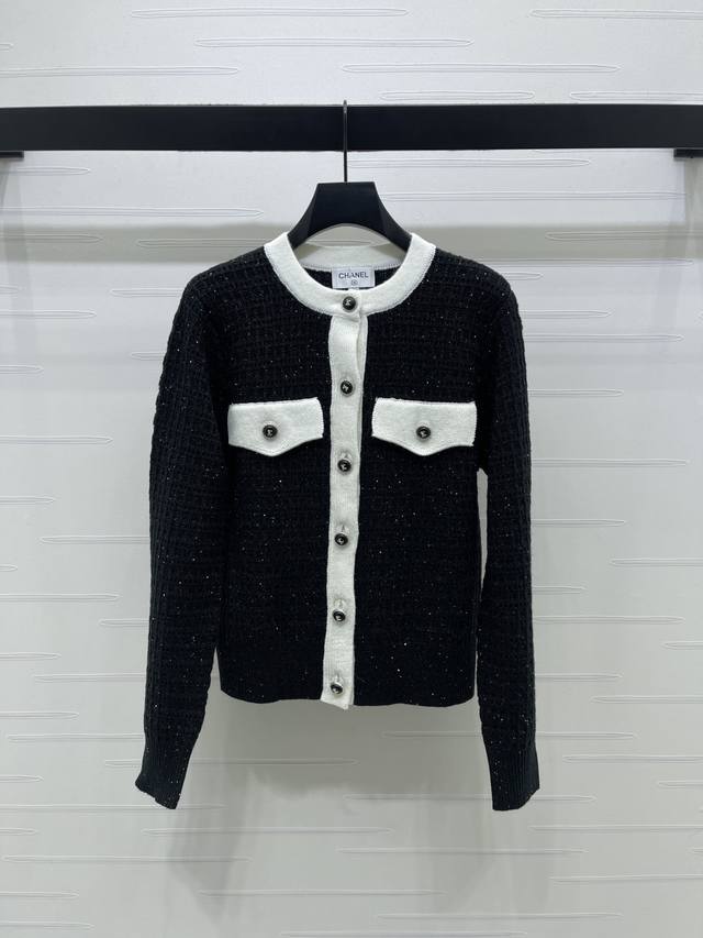 上新原单高端品质 Chane* 2025秋冬最新系列！撞色圆领针织开衫！定制进口羊毛针织材质 毛感肌理 舒适亲肤 领口前襟延伸至衣摆撞色细节 增添造型层次感 通