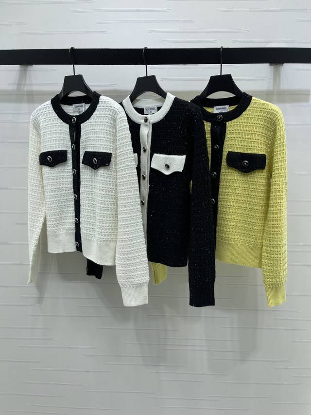 上新原单高端品质 Chane* 2025秋冬最新系列！撞色圆领针织开衫！定制进口羊毛针织材质 毛感肌理 舒适亲肤 领口前襟延伸至衣摆撞色细节 增添造型层次感 通