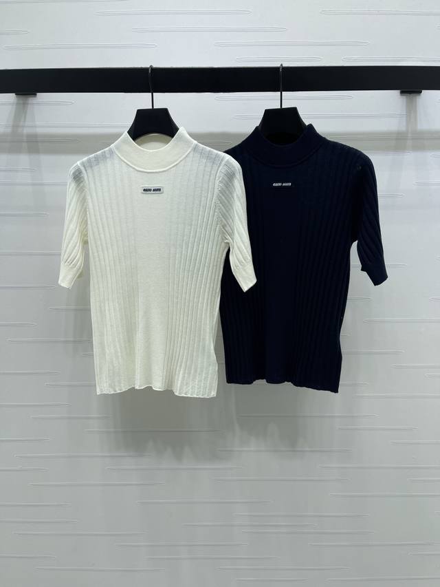 上新原单高端品质 Miumi*2025秋冬最新系列！修身小高领针织短袖！定制羊毛纱线织造，质感高级，舒适柔软，小高领针织短袖剪裁，通体竖坑条设计，配合弹力面料紧