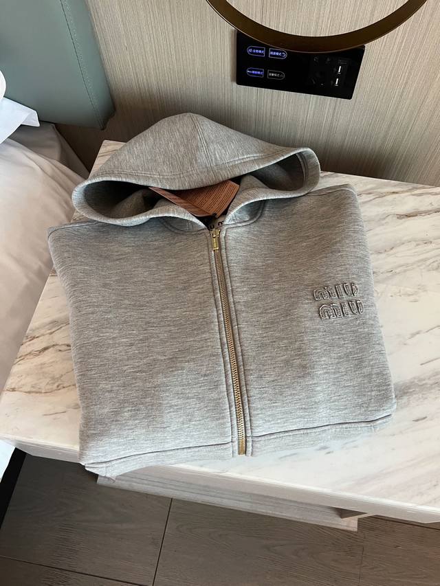 Miumiu空气层外套 颜色：灰色 尺码：Sml