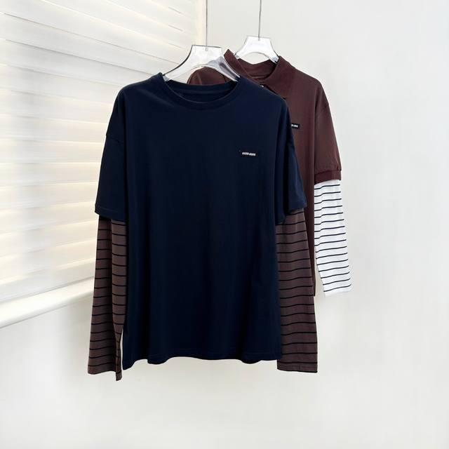 长袖平纹针织T恤 25Ss早秋新款上新！Miu风格标志如针织衫和条纹在这款服装中融合，从现代视角诠释层次感，呈现俏皮造型和自由、个性化的演绎。 Size码数 S