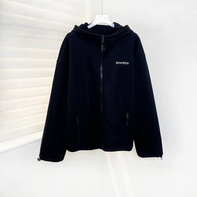 摇粒绒外套+半裙套装 25Ss早秋新款上新！经典棉质抓绒的厚度与质感，打造出具有标志性美学和真实实验精神的新款服装，收腰弹性下摆，拉链开合，半裙松紧腰抽绳，徽标