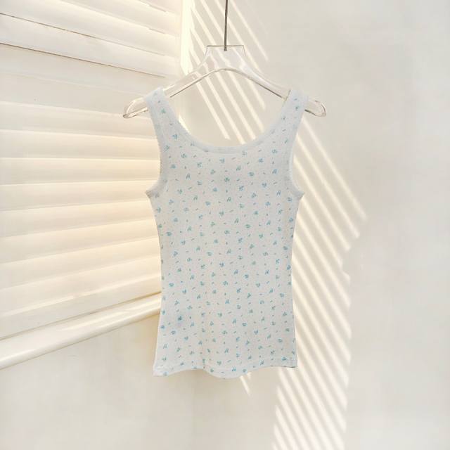 小碎花背心 25Ss秋冬新款上新！这款背心采用极细罗纹针织设计，散发学院风格，精致花卉图案和低调刺绣增添雅致魅力，完美契合Miu风格典型的趣味叠穿造型。 Siz