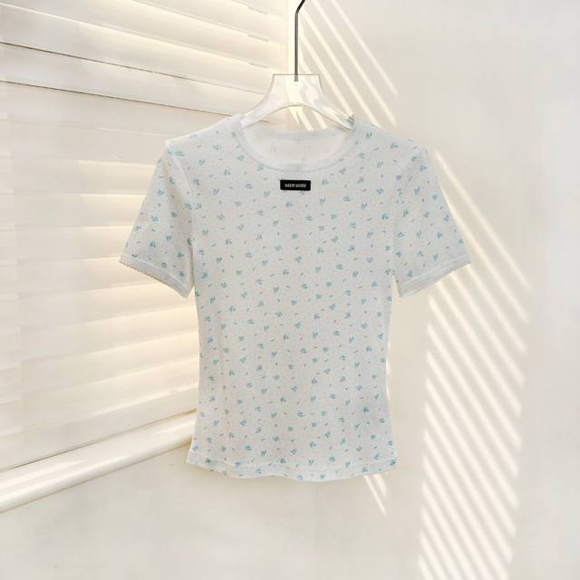 小碎花短袖T恤 25Ss秋冬新款上新！这款背心采用极细罗纹针织设计，散发学院风格，精致花卉图案和低调刺绣增添雅致魅力，完美契合Miu风格典型的趣味叠穿造型。 S