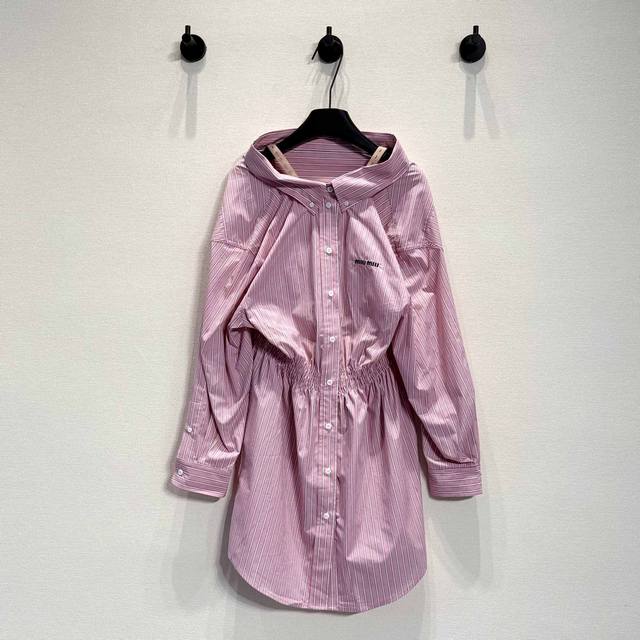 条纹一字肩连衣裙 25Ss冬季新款上新！这件Miu 条纹衬衫裙采用红白细条纹设计,甜美又休闲，轻薄棉质面料超透气，胸前徽标刺绣，腰部松紧收腰，修饰身形还很舒适，