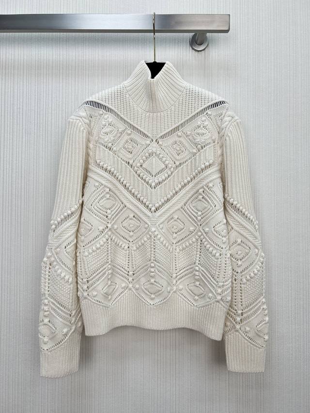 上新啦～Lp高智感穿搭立体编织凸显精致的格纹镂空设计。立领慵懒自在的氛氛围！进口羊绒纱线瑞士机织工艺打造低调奢华的高级感！版型气质随性优雅。经典不挑人上身超显瘦