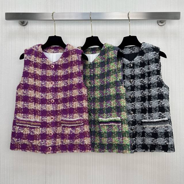 上新啦～香编织洋装马甲。25Coco滑雪系列 定制进口羊毛呢材质，肌理明显毛料肉眼可见 粗花条纹毛呢面料打造名媛风典范，小V领马甲剪裁，口袋边缘条纹撞色造型，单