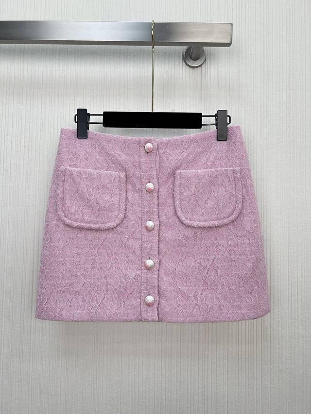 上新啦～香Coco女孩25B新品，粉色粗花呢蕾丝小短裙！开发定制拼接面料质感细腻！白富美必入单品。经典双口袋装饰 单排扣A字剪裁版型上身超好看！复古优雅又甜美，