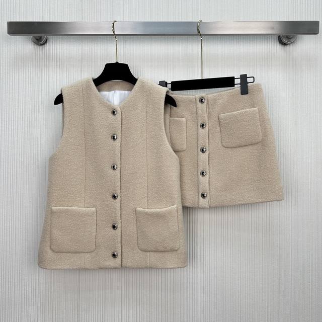 上新啦～香25N新品！卡其色毛呢马甲外套，经典叠搭H版型上身高挑又显瘦，复古精致纽扣点缀。融合了法式优雅与轻奢休闲感百搭不挑人，山茶花提花里衬，100%羊毛面料