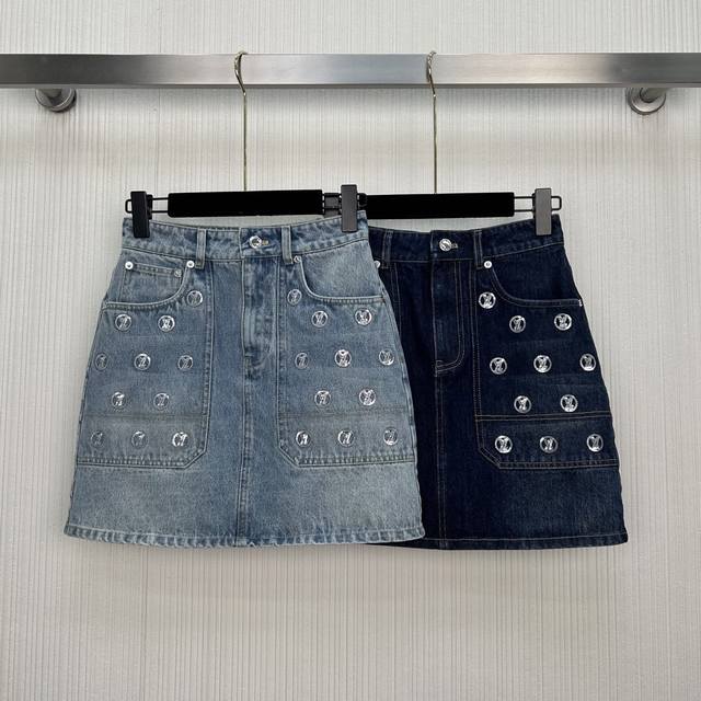 上新啦～驴滑雪系列金币珠片牛仔系列！Monogram口袋刺绣Logo牛仔半裙！经典高腰型时髦又高级！重工全定位刺绣，原版定制酵素复古洗水牛仔面料，百搭不挑人上身