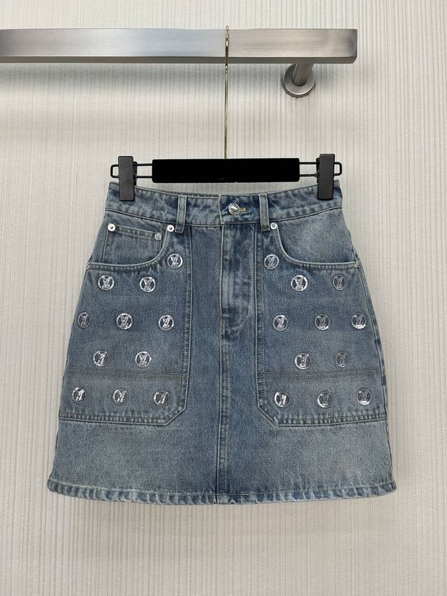 上新啦～驴滑雪系列金币珠片牛仔系列！Monogram口袋刺绣Logo牛仔半裙！经典高腰型时髦又高级！重工全定位刺绣，原版定制酵素复古洗水牛仔面料，百搭不挑人上身