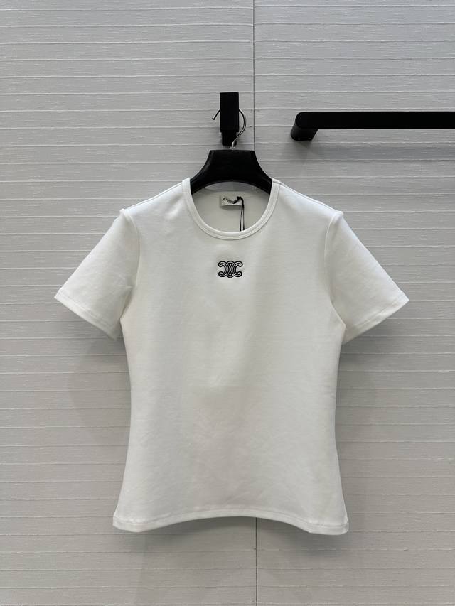 爆单推荐原单品质Ce* 简约基础款 凯旋门刺绣短袖T恤，定位刺绣图案！正肩掐腰版型上身显瘦。面料柔软舒适 又不乏小设计感，怎么穿都不会出错的必备打底百搭高级单品