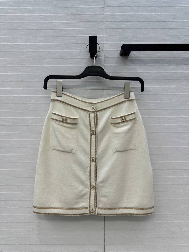强烈推荐Ch*26C新品！白金配色针织半裙，金丝线条勾勒边缘，正面纽扣设计双口袋装饰，经典小A版型百搭减龄，法式优雅气质！进口纱线质感细腻舒适，一色36-40码