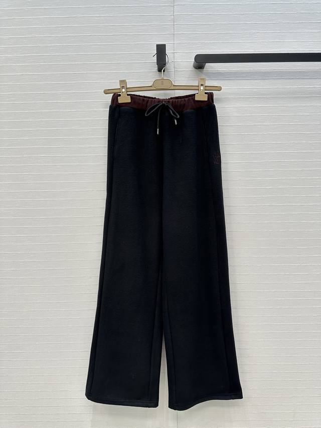 强烈推荐Bc长期主义穿搭！撞色拼接休闲裤！定位刺绣标识简约时髦感，经典松紧腰直筒裤剪裁版型可甜可盐气质百搭不挑人！新羊毛棉混纺做工品质看细节。现货两色S-L码。