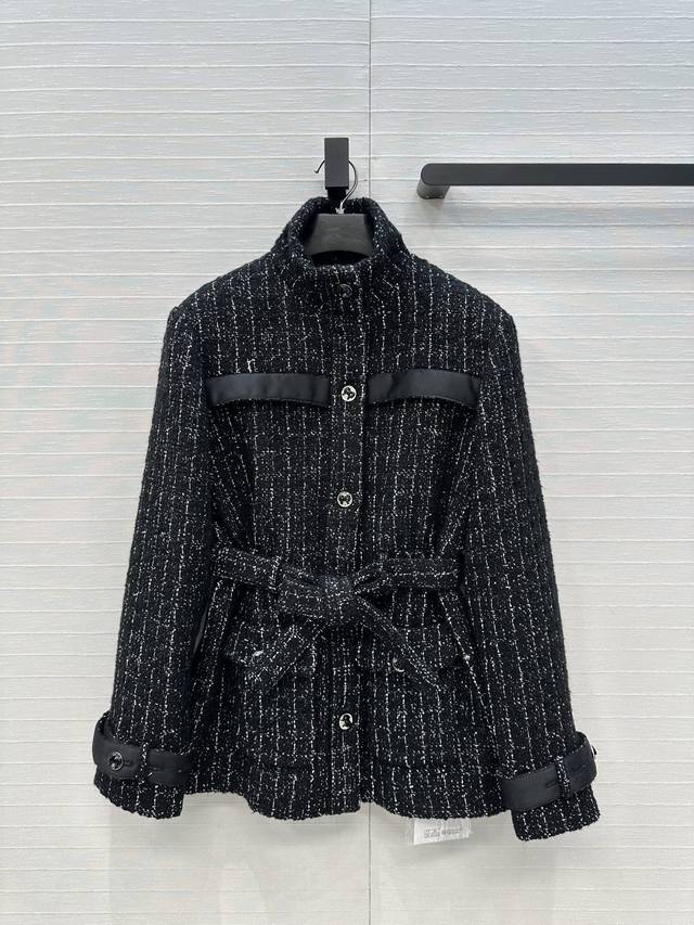 独家首发高端原单品质Coco25K～复古宫廷名媛风气质外套。100%真丝提花里衬。 高级定制黑白编织格纹粗花呢面料！黑色织带装饰，气质小立领系腰带设计，定制蝴蝶