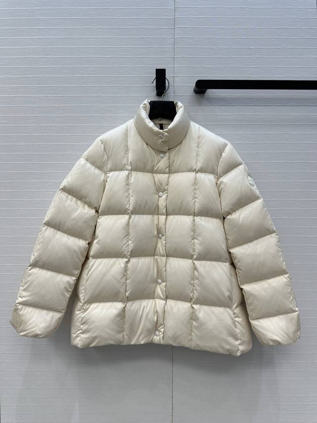 高端原单品质Mo秋冬新品Cochevinne方形绗缝短款羽绒服！立领宽松H版型抽绳束摆设计百搭不挑人，简约时髦度满分。国标90白鸭绒填充！轻盈保暖又舒适！定制五