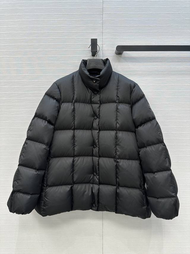 高端原单品质Mo秋冬新品Cochevinne方形绗缝短款羽绒服！立领宽松H版型抽绳束摆设计百搭不挑人，简约时髦度满分。国标90白鸭绒填充！轻盈保暖又舒适！定制五