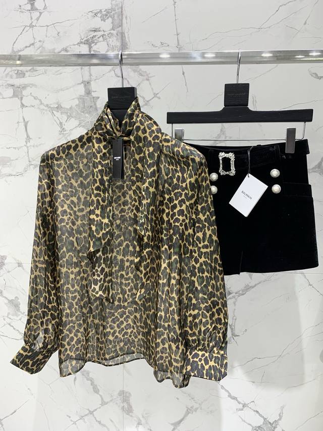 圣家黄绿豹纹真丝衬衣 真丝衬衣直接美到我心巴上！ 黄绿撞色的豹纹图案，个性又吸睛，走在街上绝对是最独特的存在。真丝材质顺滑又亲肤，贴身穿超舒服，而且自带高级光泽